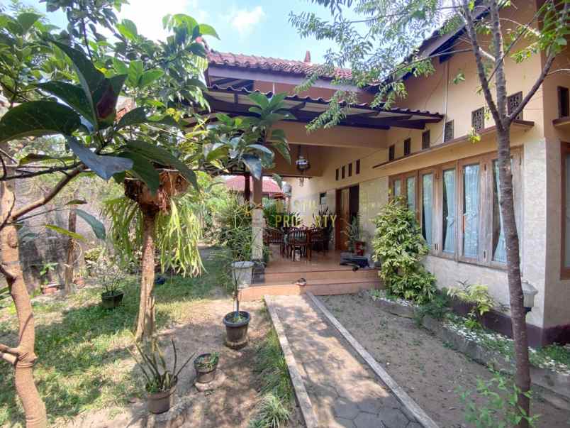 rumah besar bangunan mewah klasik di kota jogja