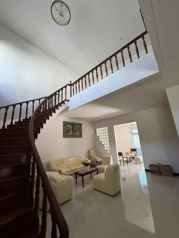 rumah cantik 2 lantai sutorejo prima siap huni
