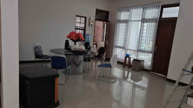 rumah cantik 2 lantai sutorejo prima siap huni