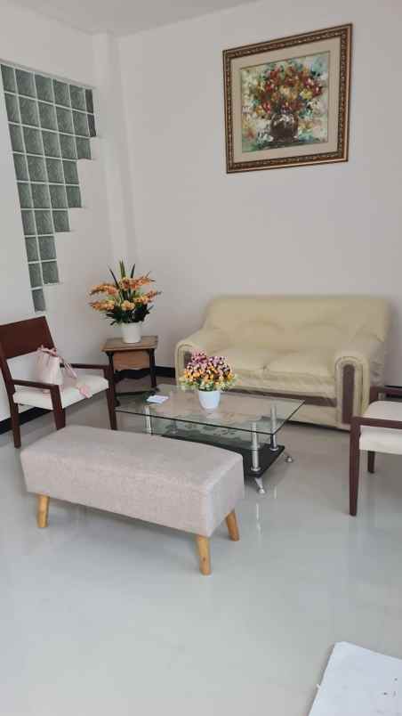 rumah cantik 2 lantai sutorejo prima siap huni