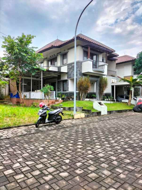 rumah cantik terawat dikawasan kota baru parahyangan
