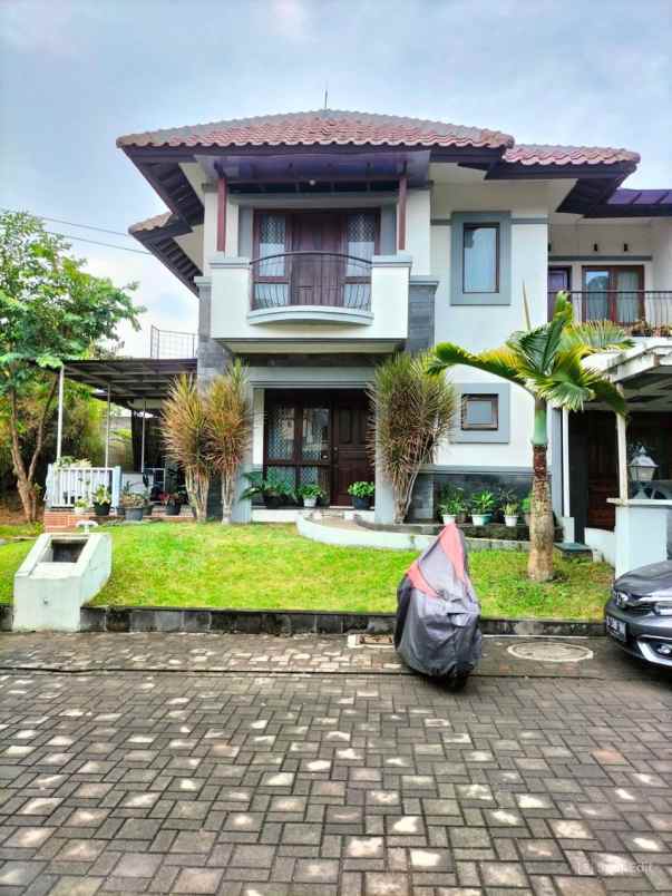 rumah cantik terawat dikawasan kota baru parahyangan