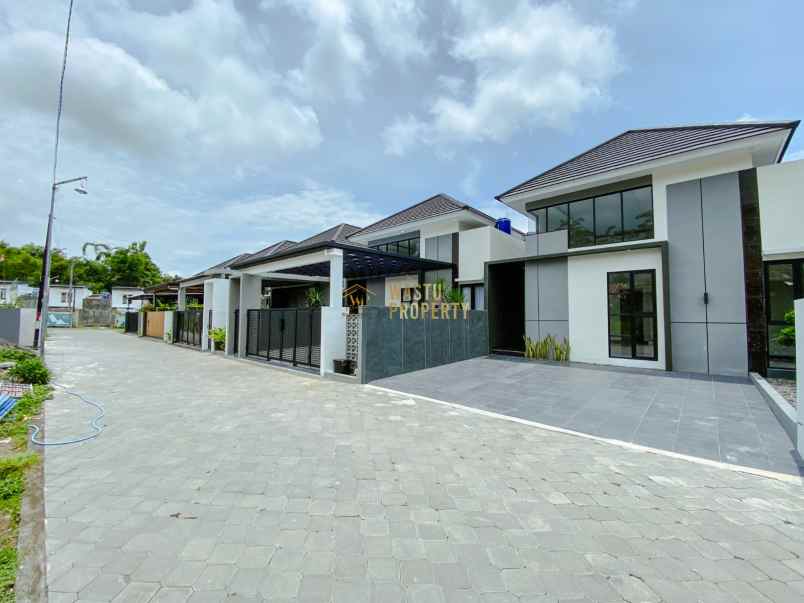 rumah desain mewah tanah luas di ngaglik sleman