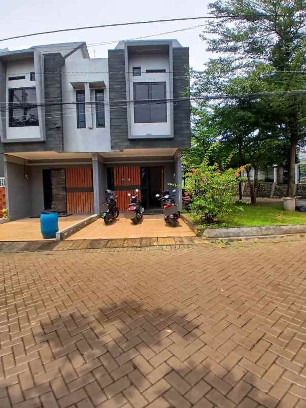 rumah hook 2 lantai dalam cluster di depok