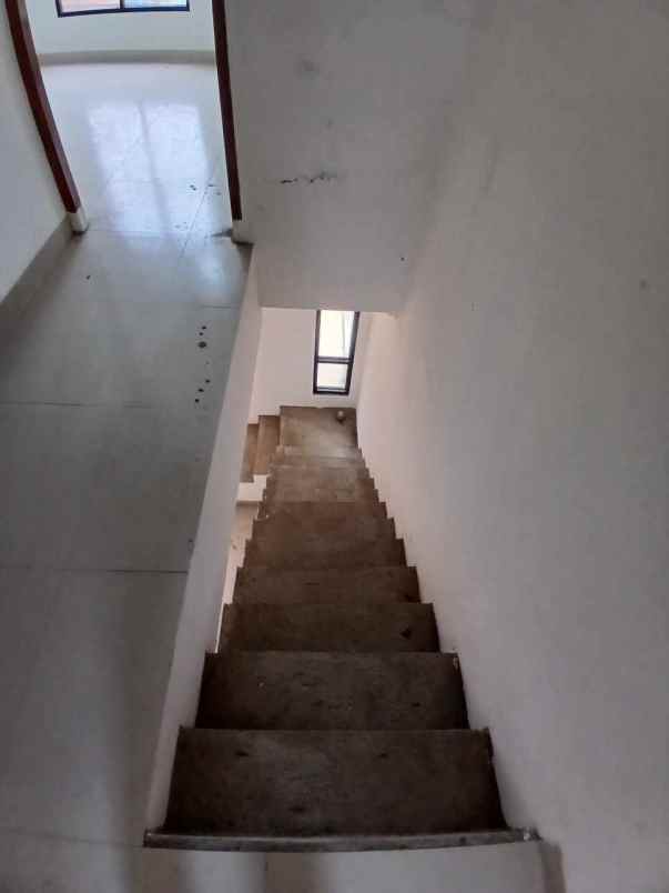 rumah hook 2 lantai dalam cluster di depok