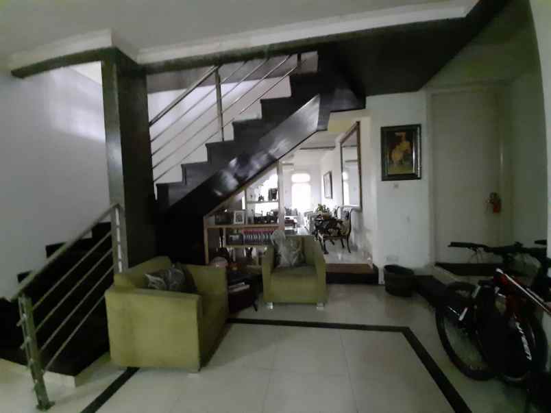 rumah jl raya rawajati timur