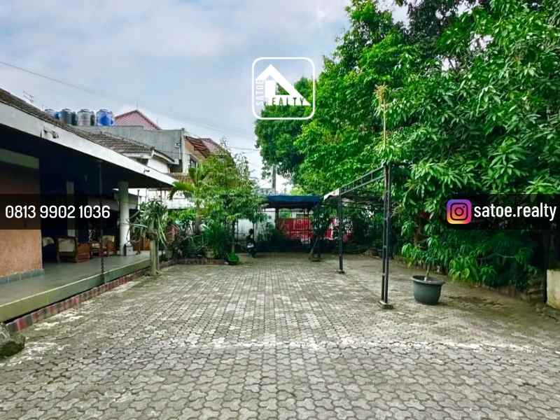 rumah klasik halaman luas di dekat gedung sate bandung