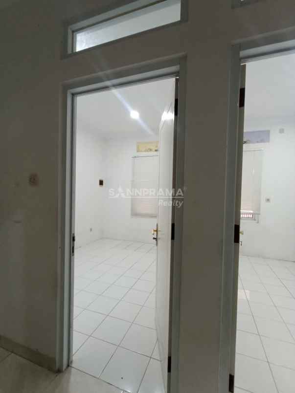 rumah lahan luas di bella casa depok dekat tip top