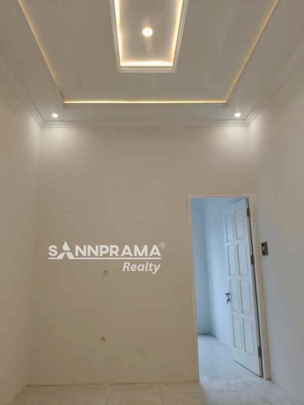 rumah megah klasik di tanah baru depok imelinda