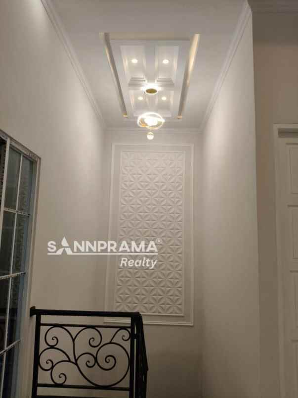 rumah megah klasik di tanah baru depok imelinda