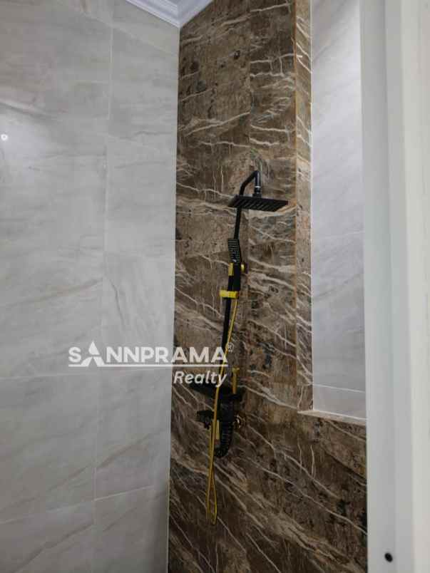 rumah megah klasik di tanah baru depok imelinda