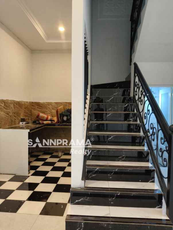 rumah megah klasik di tanah baru depok imelinda