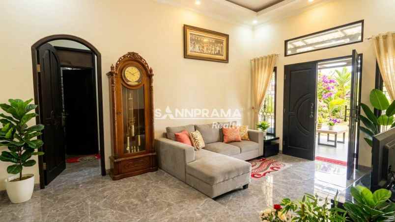 rumah mewah 2 lantai dekat tol