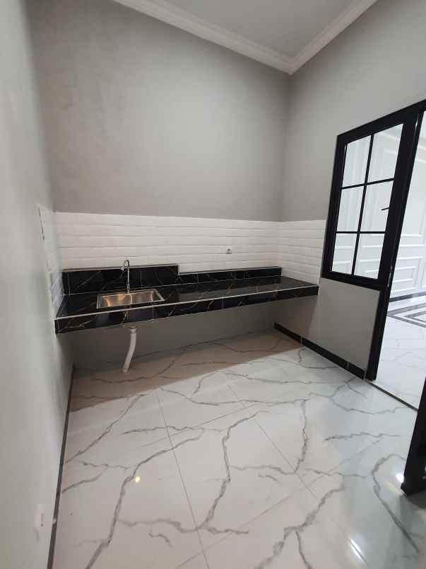 rumah mewah 2 lantai lokasi dekat stasiun depok