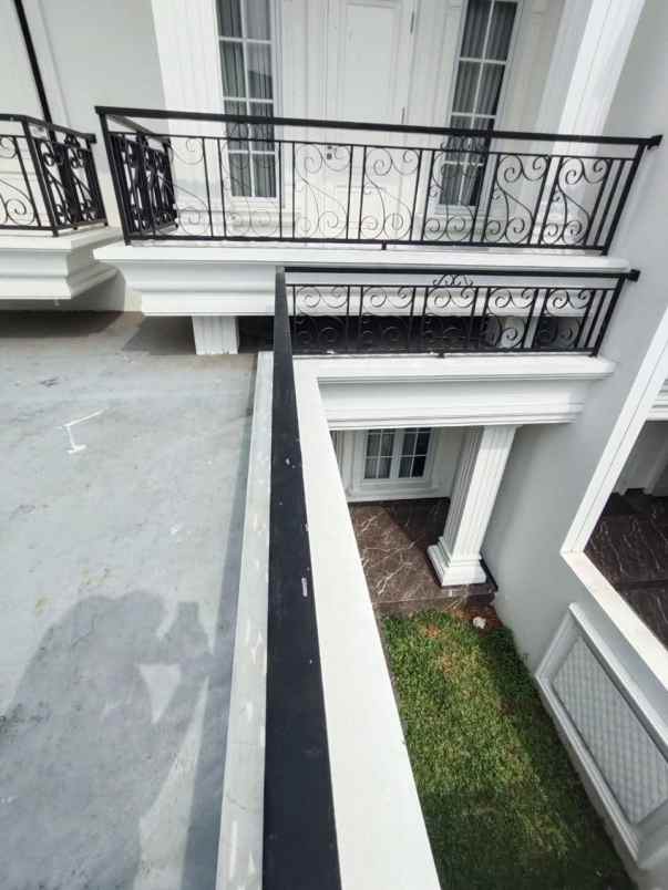 rumah mewah dalam cluster di area meruya jakbar