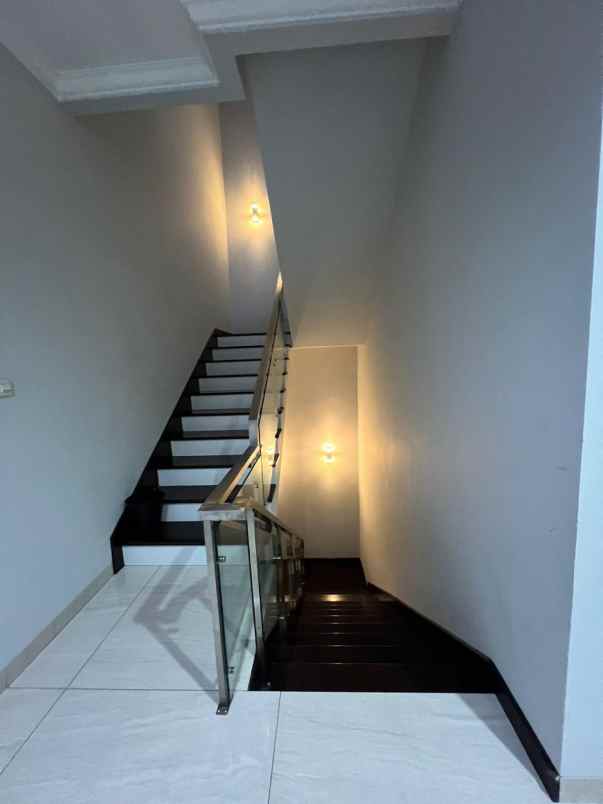 rumah mewah lokasi strategis di pulomas jaktim