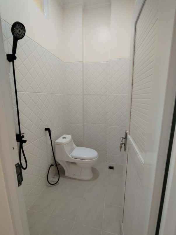 rumah minimalis 2 lantai di perumnas beji depok utara