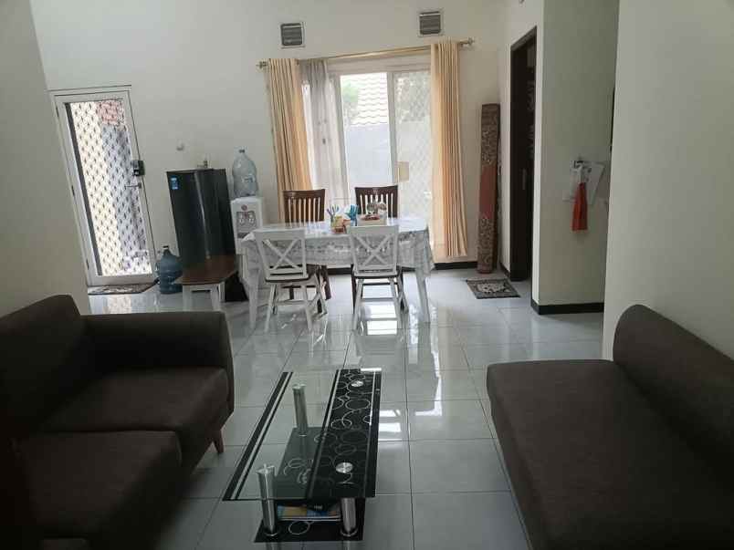 rumah minimalis modern strategis dekat kota batu