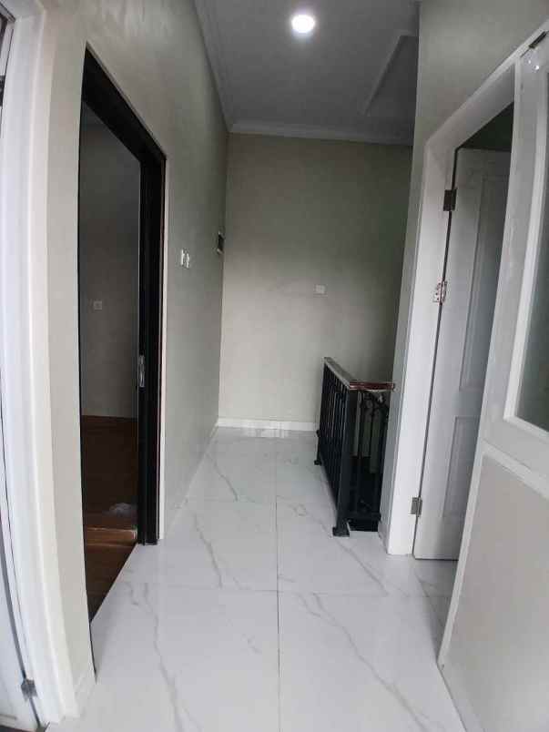 rumah modern 3 lantai rooftop di jakarta selatan