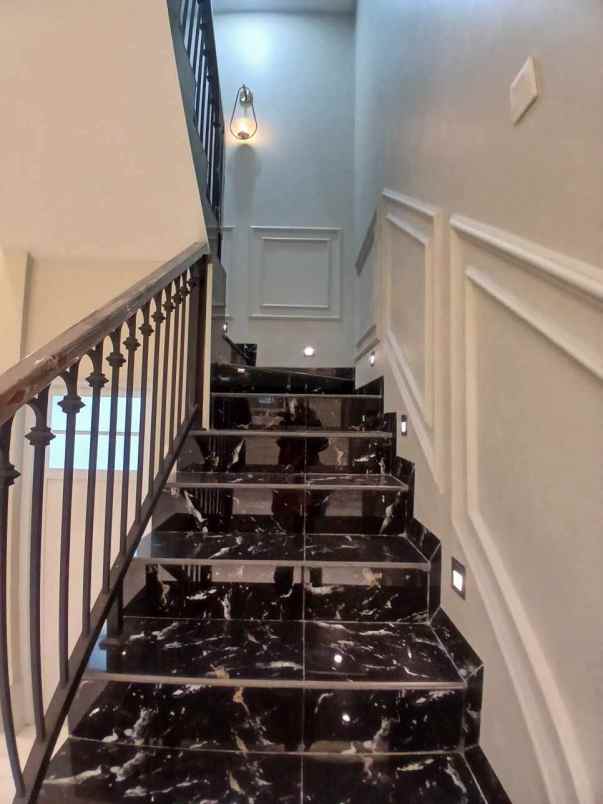 rumah modern 3 lantai rooftop di jakarta selatan