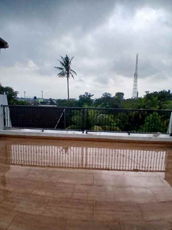 rumah modern 3 lantai rooftop di jakarta selatan