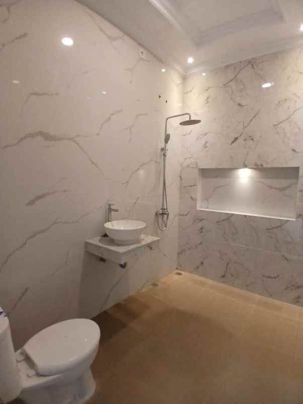 rumah modern 3 lantai rooftop di jakarta selatan