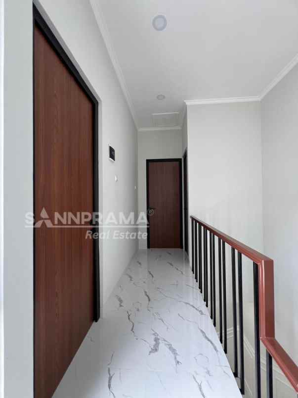 rumah modern minimalis di jantung kota depok