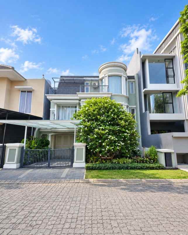rumah pakuwon city strategis carport