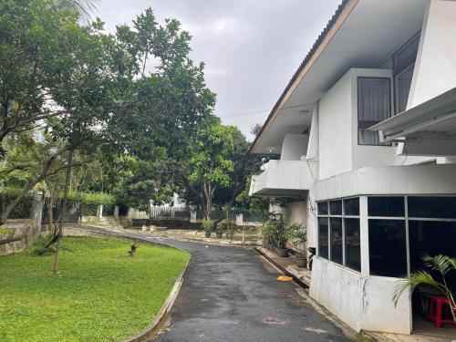 rumah plus tanah luas dekat scbd jakarta selatan