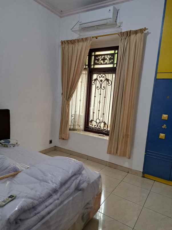 rumah pusat kota jl lesti hadap taman