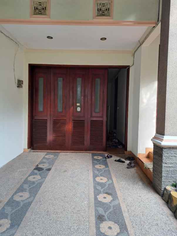 rumah pusat kota jl lesti hadap taman