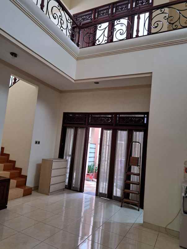 rumah pusat kota jl lesti hadap taman