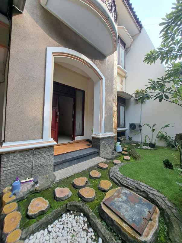 rumah pusat kota jl lesti hadap taman