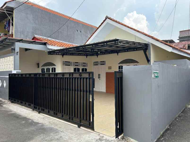 rumah terawat dan siap huni di cijantung jakarta timur