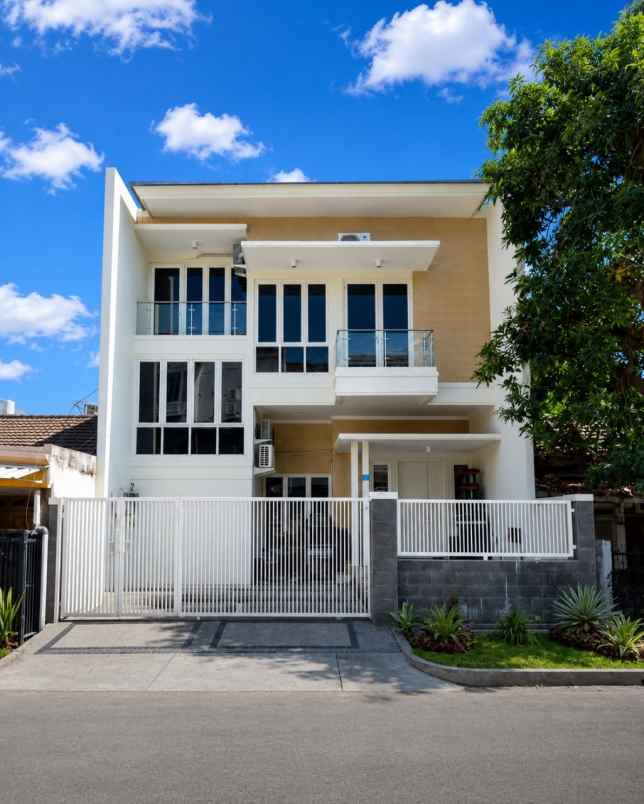 rumah wisma permai strategis row jalan 3 mobil