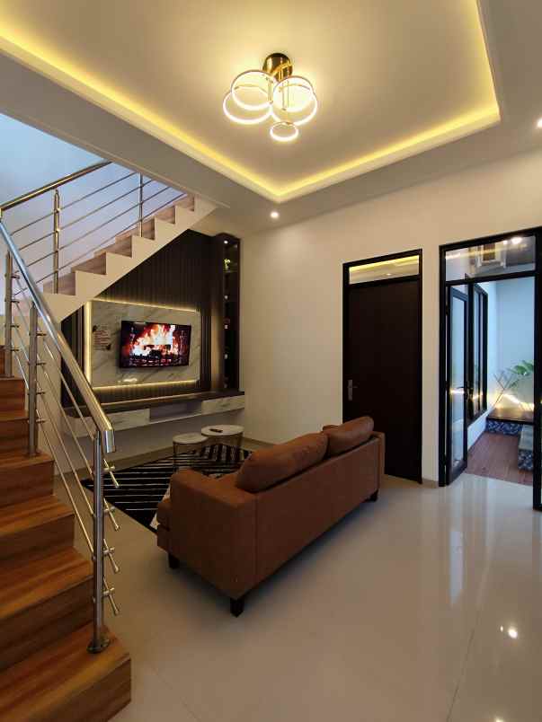 villa 3 lantai kapasitas besar 4 kamar di kota batu