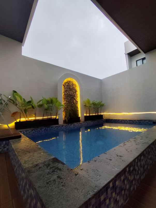 villa 3 lantai kapasitas besar 4 kamar di kota batu