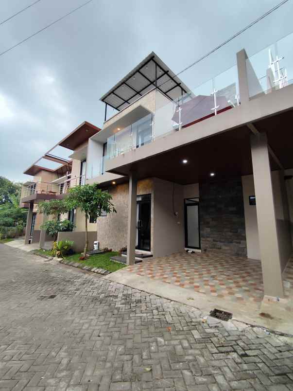 villa 3 lantai kapasitas besar 4 kamar di kota batu