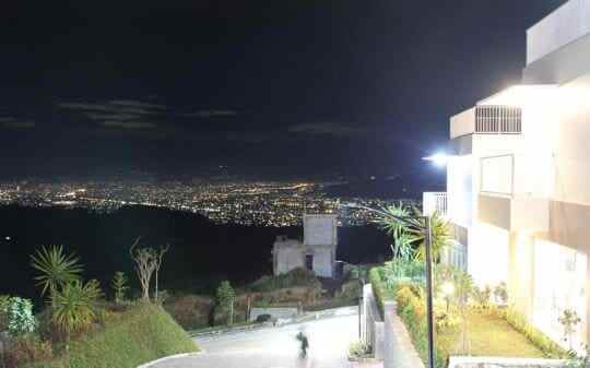 villa cisarua lembang bandung