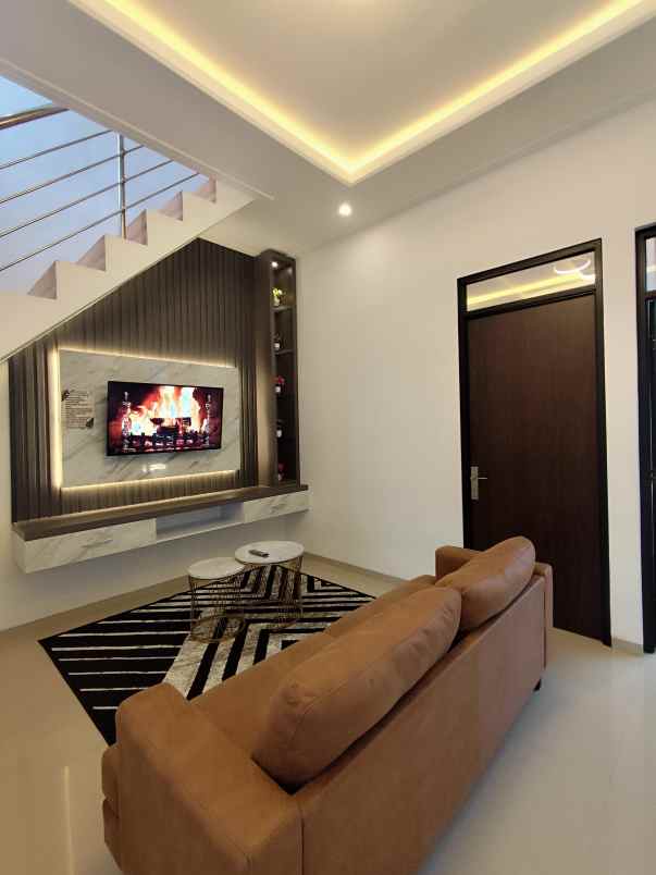 villa mewah 3 lantai dekat bns di oro oro ombo batu