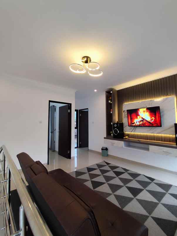 villa mewah 3 lantai dekat bns di oro oro ombo batu