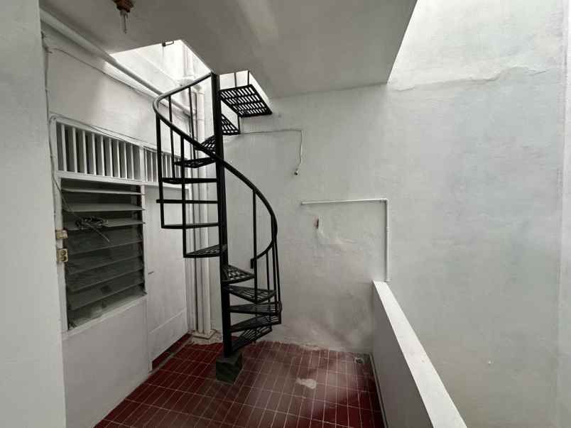 dijual cepat rumah bagus 2 lantai row 3 mobil nego