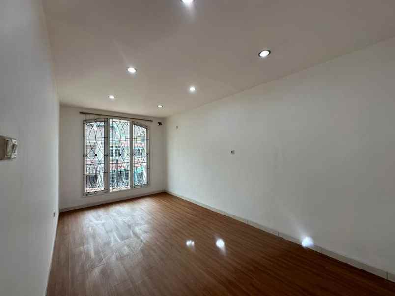 dijual cepat rumah bagus 2 lantai row 3 mobil nego