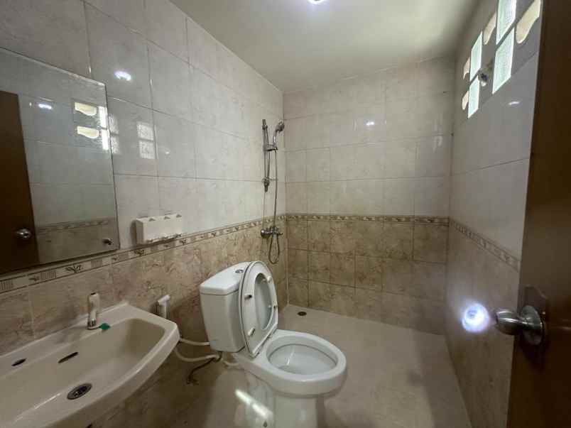 dijual cepat rumah bagus 2 lantai row 3 mobil nego