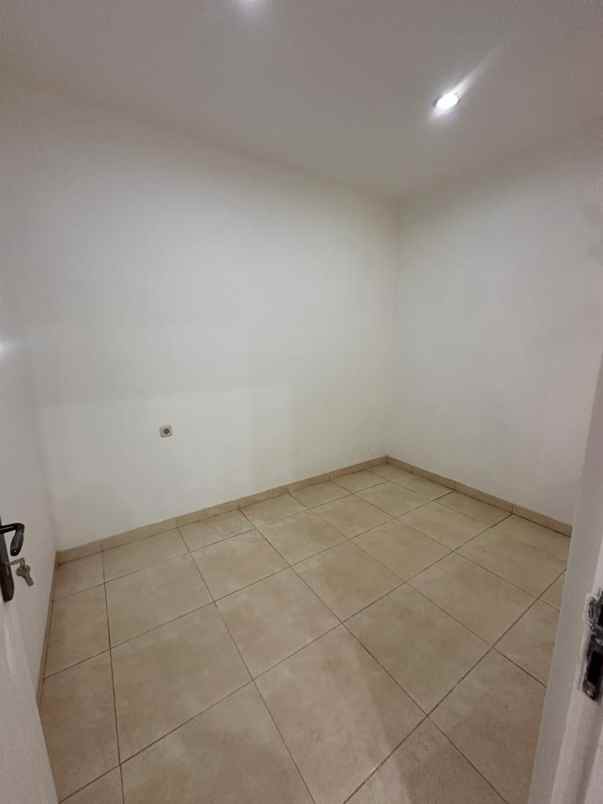 dijual cepat rumah bagus 2 lantai row 3 mobil nego