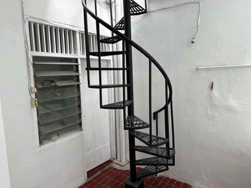 dijual cepat rumah bagus 2 lantai row 3 mobil nego