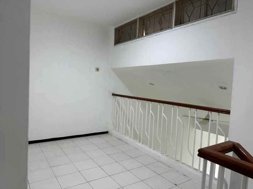 dijual cepat rumah bagus 2 lantai row 3 mobil nego