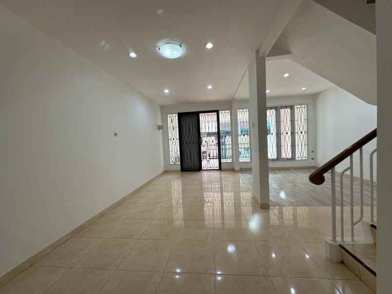 dijual cepat rumah bagus 2 lantai row 3 mobil nego