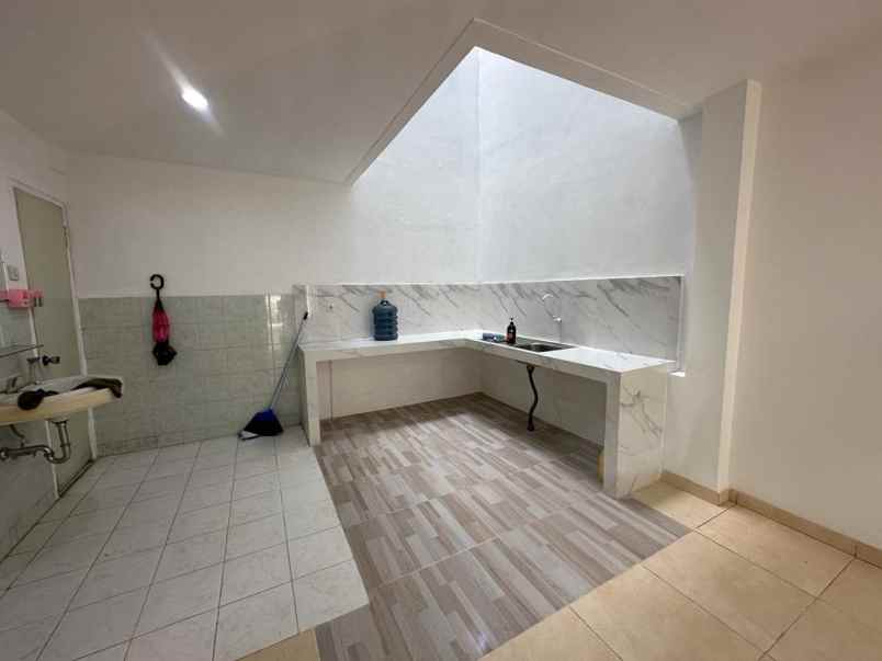 dijual cepat rumah bagus 2 lantai row 3 mobil nego