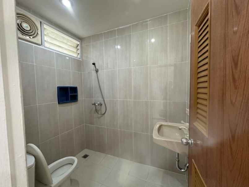 dijual cepat rumah bagus 2 lantai row 3 mobil nego